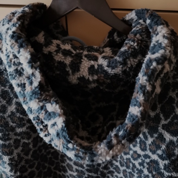 URBAN OUTFITTERS UO Patterned Fleece Hooded Jacket - NWT (L) - Picture 14 of 16